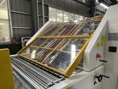 2200x2200mm बांसुरी लैमिनेटिंग मशीन स्वचालित रूप से मुद्रण के लिए CE के साथ